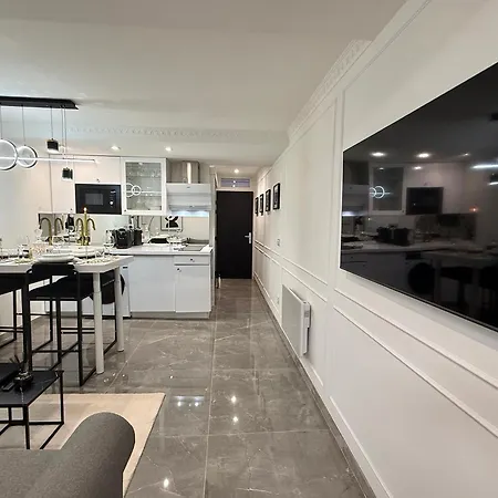 Auguste Comte - Avec Balcon - Coeur De *